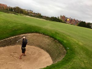 En bunker på Royal Lytham: Sex försök tog det innan den norske journalisten var uppe på green.