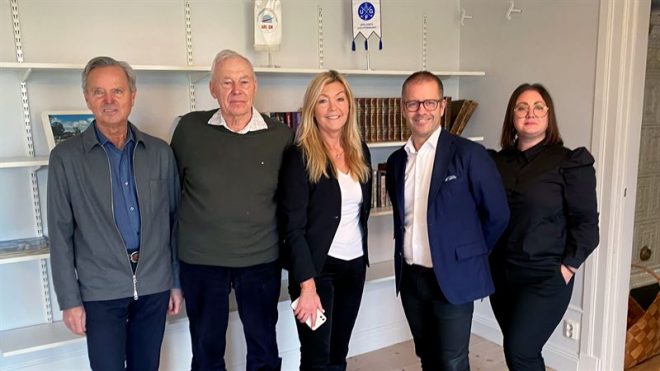 Jörgen Engström, Leif Wåhlin och Lisa Spangenberg från Wåhlin Fastigheter. Dieter Sand och Johanna Klingvall från Arlandastad Group. Foto: Arlandastad Group.