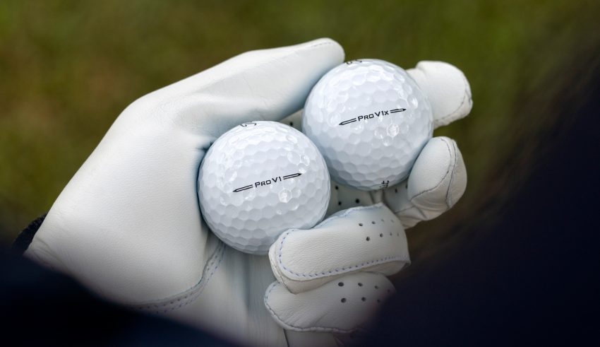 Två golfbollar från Titleist