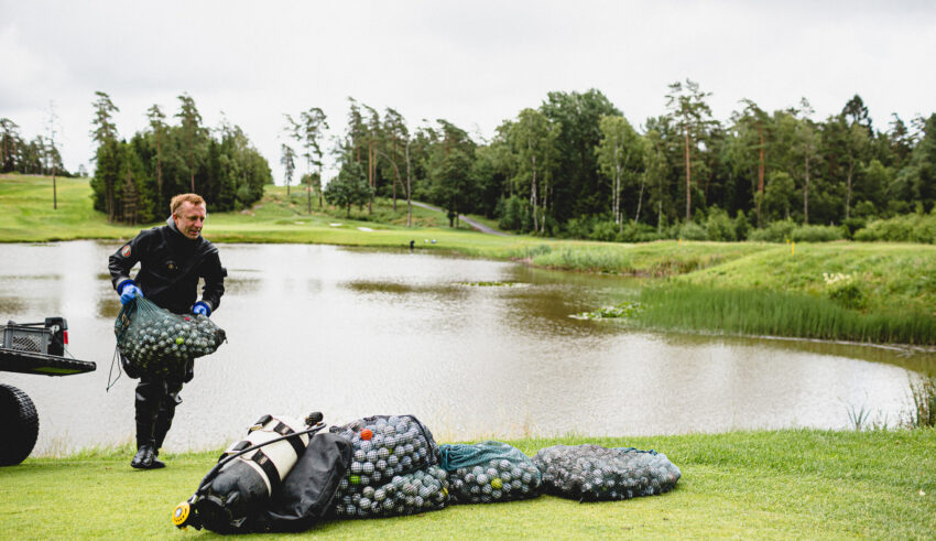 Bortslagna golfbollar hämtas ur en damm på en golfbana
