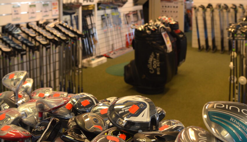 Golfklubbor på rea i en golfshop.