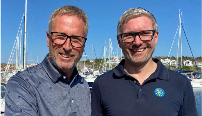 Rikard Blomstrand, vd Acushnet och Anders Dalered, Svenska Golfförbundet, skakar hand.